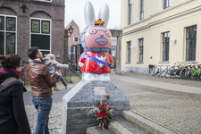 910479 Afbeelding van het 'dubbele' beeld van nijntje op de Mariaplaats te Utrecht, overladen met bloemen vanwege het ...